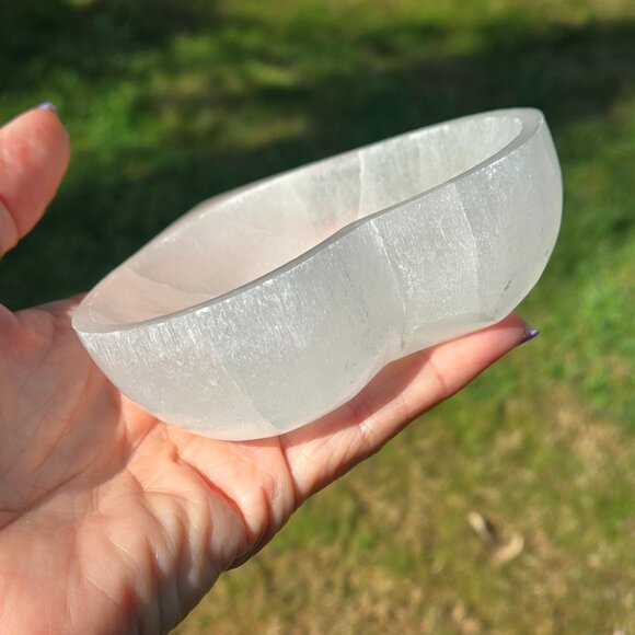 Selenite Crystal Cleansing Heart Bowl - Free 3 Surprise Crystals - Picture 6 of 7